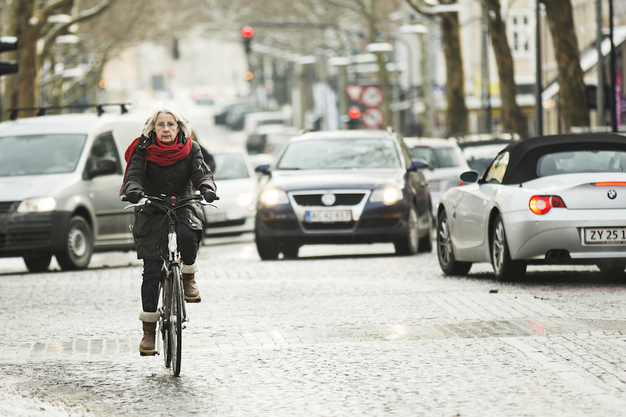Kvinde i kryds, ældre kvinde, vinter, sne, kulde, Kongens Lyngby, Danmark