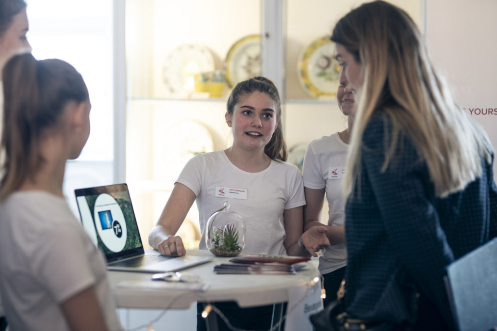 elever skole unge piger studerende